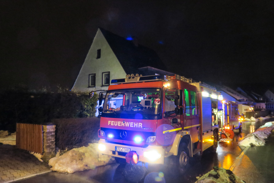 Holzstapel geht in Flammen auf: Frau im Krankenhaus