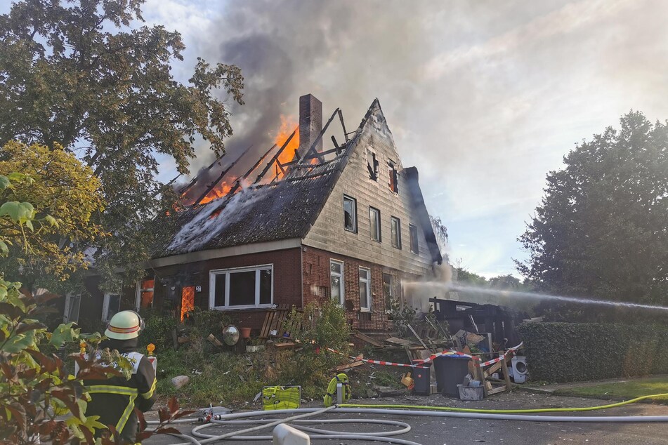 Am Sonntagmorgen geriet der Dachstuhl des Wohnhauses in Brand.