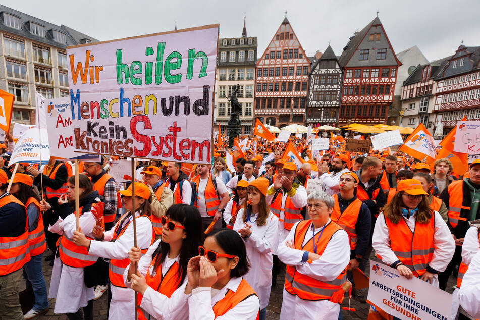 Am Montag demonstrierten Mediziner in Frankfurt am Main für mehr Geld und bessere Arbeitsbedingungen.