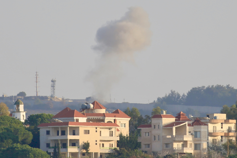 Nach einem Raketenangriff der Hisbollah steigt von einem israelischen Grenzposten Rauch auf.