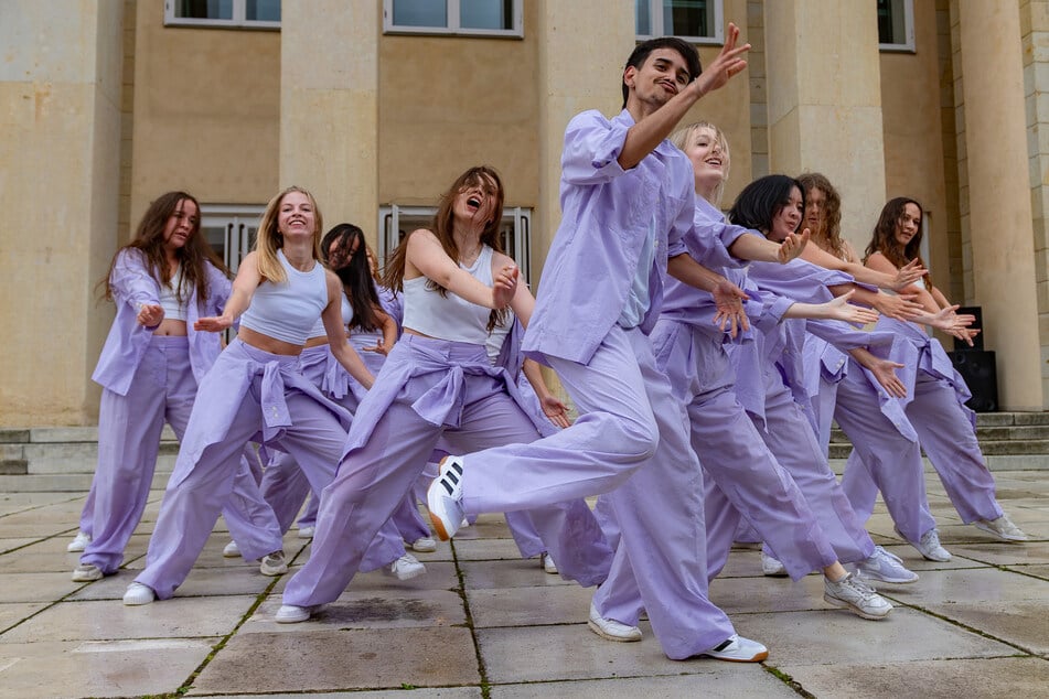 Fliederfarbener Festauftakt am Sonntag in Hellerau: Die "In Presence Dance Company" performte auf dem Portikus vorm Festspielhaus.