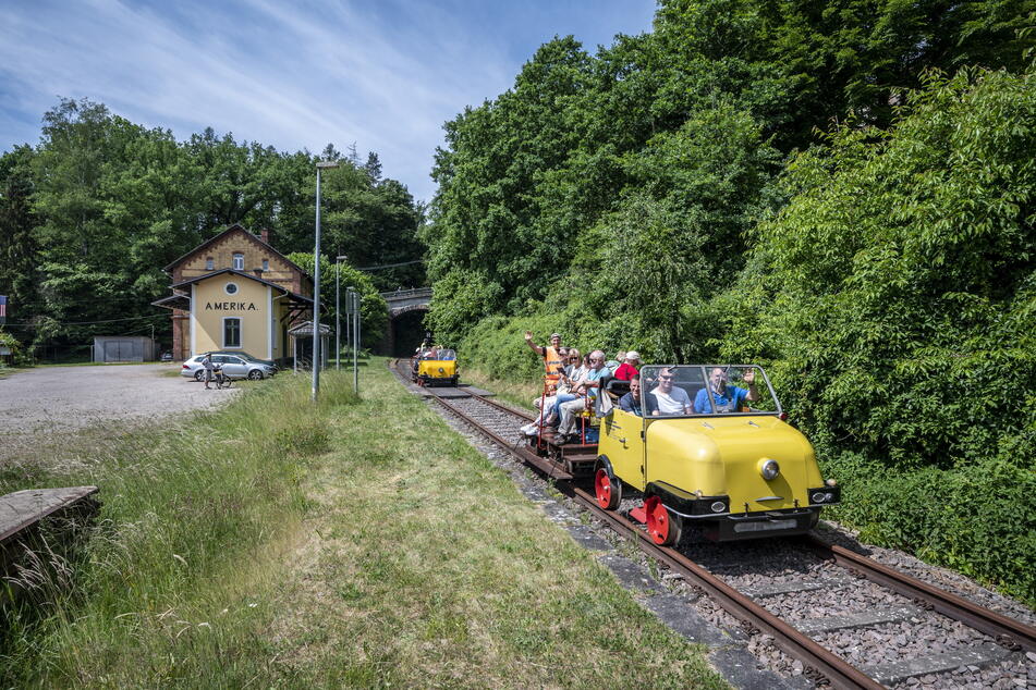 Der Schienentrabi ist wieder unterwegs und fährt zwischen Rochlitz und Göhren.