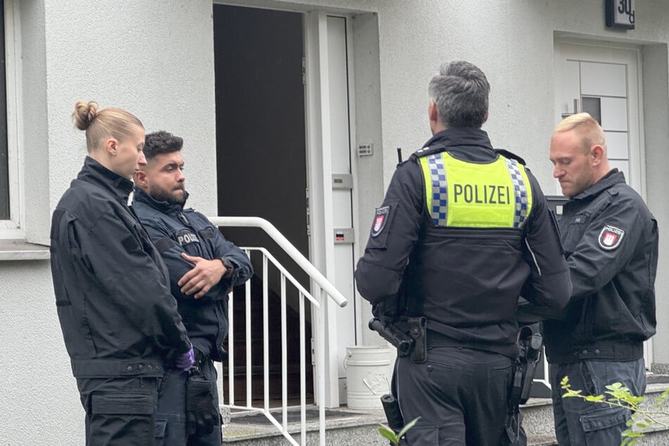 Die Polizei hat die Ermittlungen nach dem Fund einer toten Person aufgenommen.