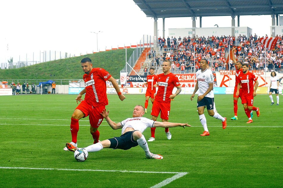 Zwickaus Davy Frick (31, l.) stoppt Verls Ron Berlinski (27). Die drei Gegentore konnte auch er nicht verhindern.