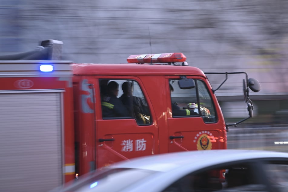 Die chinesische Feuerwehr ist mit einem Großaufgebot im Einsatz. (Symbolbild)