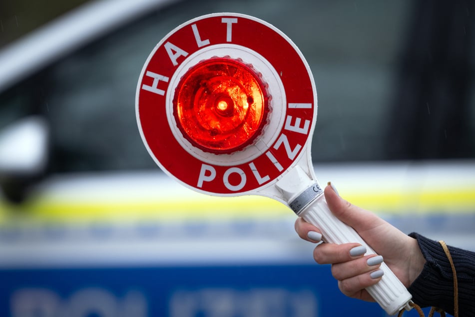 Mit der Hilfe einer weiteren Streife konnte die Frau (66) schließlich zum Anhalten gebracht werden. (Symbolfoto)