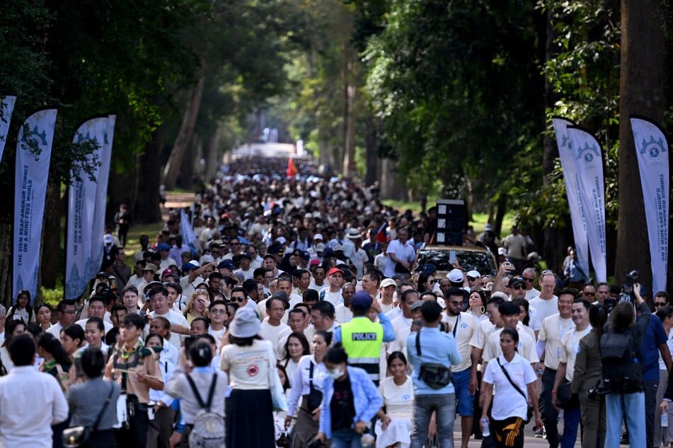 Hundreds marched in support of a ban on anti-personnel landmines as Siem Reap in Cambodia hosted a summit for signatories of the treaty.