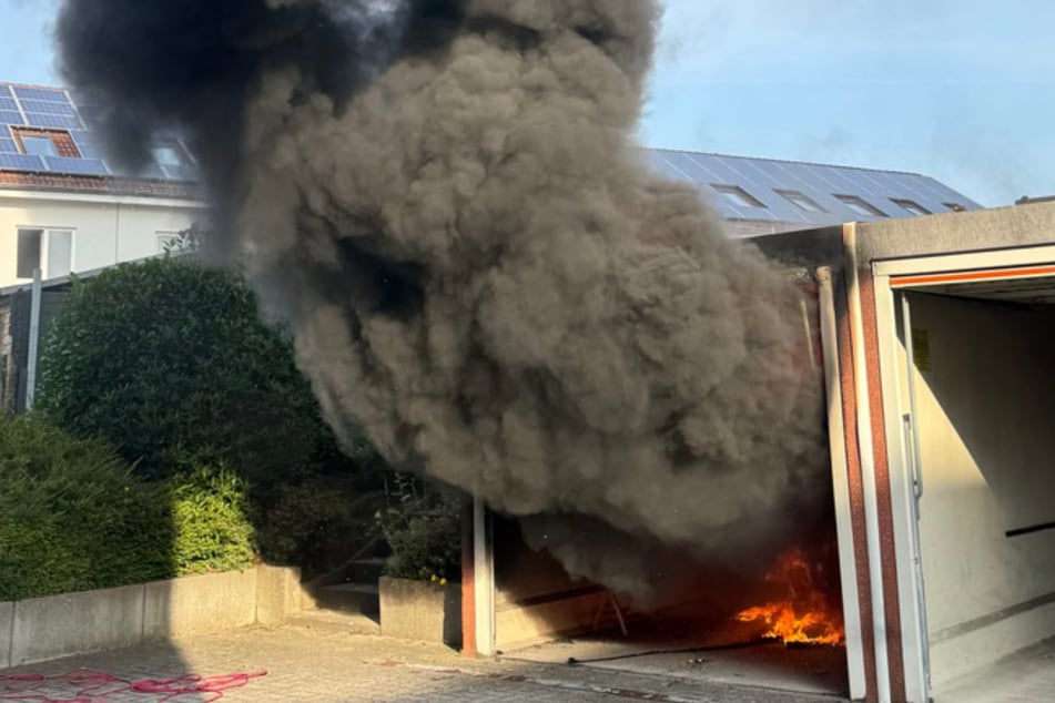 Am Montagvormittag ist in einer Garage in Bremerhaven ein Feuer ausgebrochen.