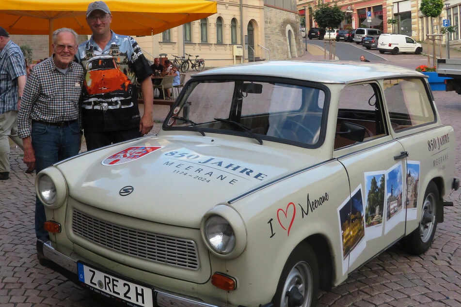 Auf seiner Promo-Tour zum Meeraner Stadtjubiläum traf Friedrich auch bereits Promis wie Radsport-Legende Täve Schur (93, l.)