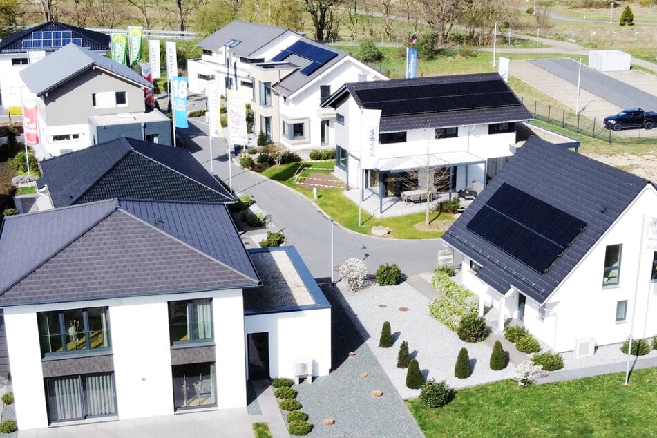 Mit dem Musterhaus.net Online-Solar-Rechner jetzt bis zu 30 Prozent beim Kaufpreis sparen und zusätzlich 19 Prozent Steuervorteil sichern.