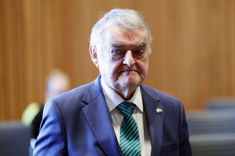 NRW-Innenminister Herbert Reul (71, CDU) sagte am Freitag beim "Untersuchungsausschuss Kindesmissbrauch" aus.