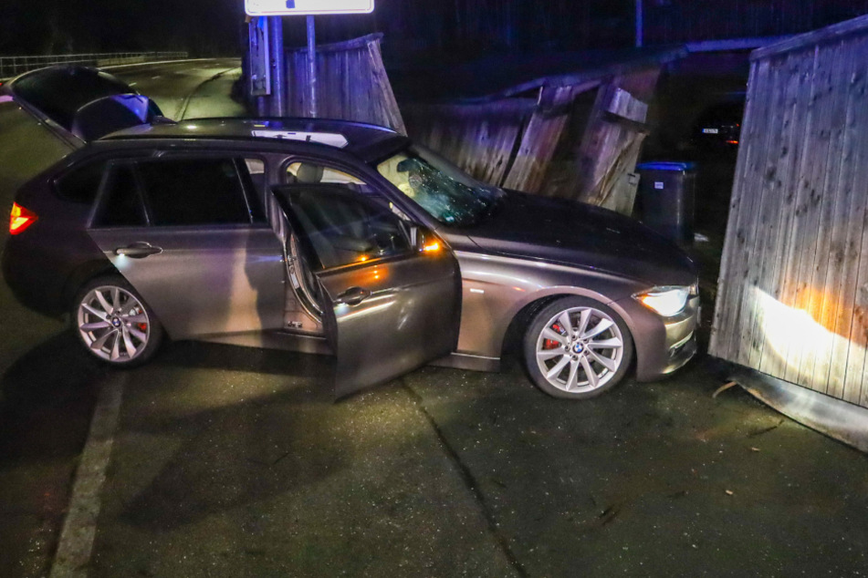 Ein BMW kam in Aue-Bad Schlema von der B169 ab und krachte in einen Zaun.
