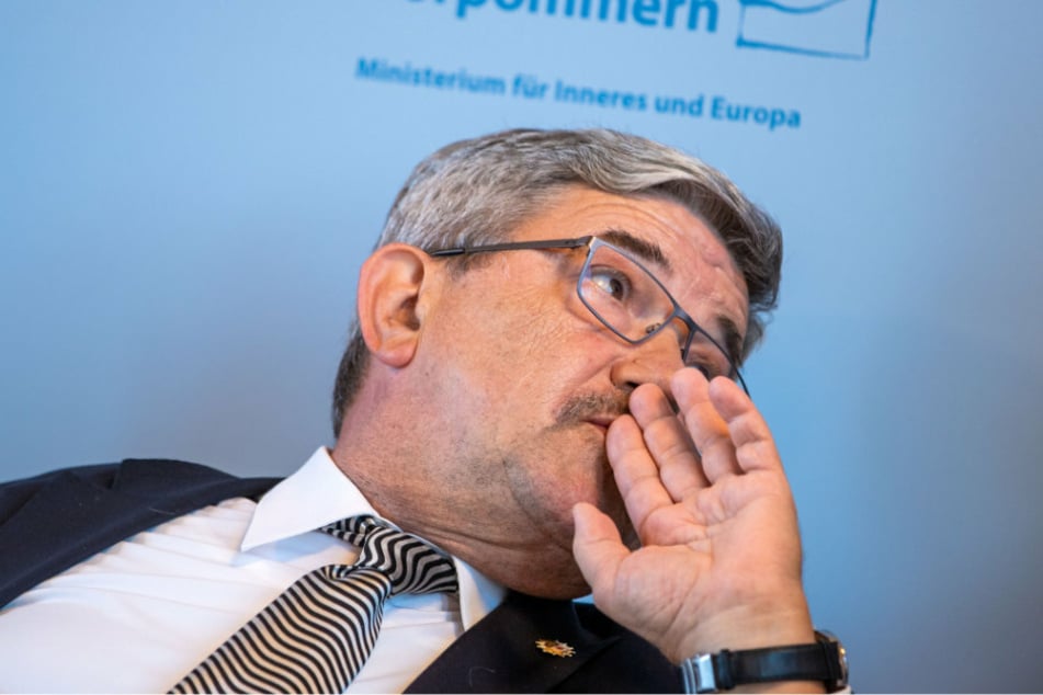 Lorenz Caffier (65, CDU), der Innenminister von Mecklenburg-Vorpommern, beantwortet Fragen von Medienvertretern zu Durchsuchungen wegen Rechtsextremismus-Verdachts in der Polizei Mecklenburg-Vorpommern.