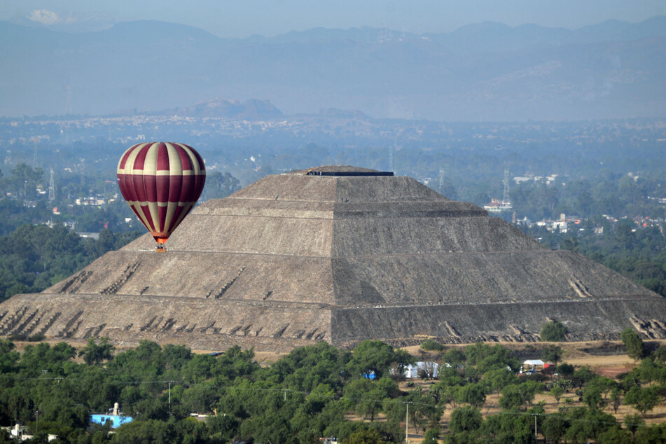 Die Sonnenpyramide von Teotihuacán ist eine Autostunde von Mexiko-Stadt entfernt. Ballonfahrten über der historischen Stätte erfreuen sich großer Beliebtheit.