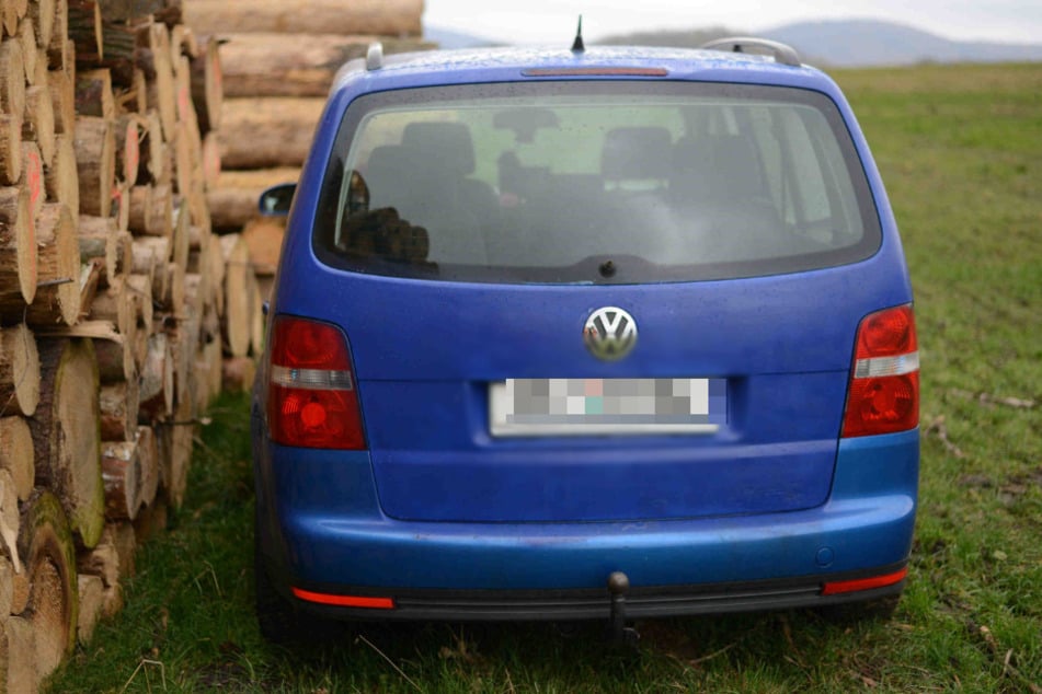 Der VW Touran steht auf dem Feld.
