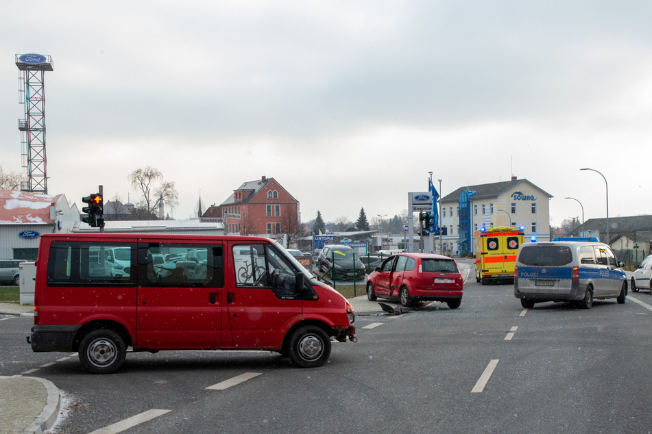 Die beiden roten Autos der Marke Ford blockierten nach dem Unfall die Kreuzung Rietschelstraße/Äußere Weberstraße.
