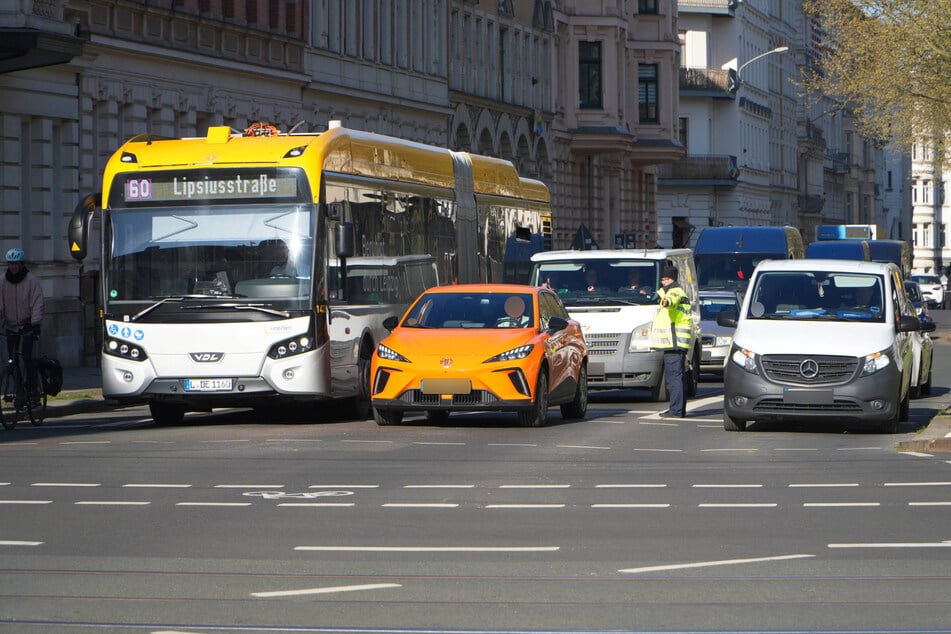 Der Polizist steht zur Seite gewandt, was bedeutet, dass die Autos fahren dürfen.