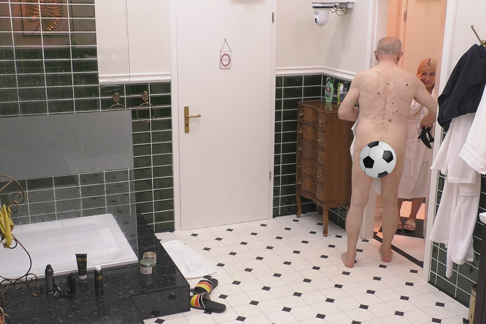 Nackte Tatsachen: Werner (82) bringt Emmy (21) in Verlegenheit.