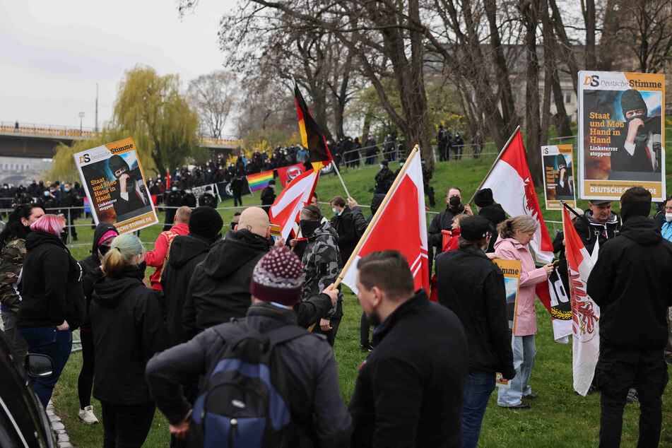 Am Dresdner Elbufer stehen sich NPD-Anhänger und Gegendemonstranten gegenüber.