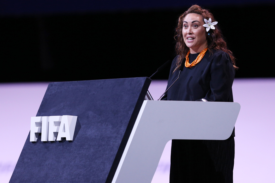 Sarai Bareman, Frauenfußballdirektorin des Weltfußballverbandes FIFA, hält eine Rede auf einem FIFA-Kongress im Juni 2019 in Paris.