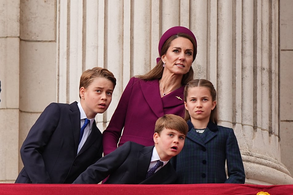 Prinz Williams Kinder Prinz George (12, v. l.), Prinz Louis (7) und Prinzessin Charlotte (10) zusammen mit ihrer Mutter Prinzessin Kate.