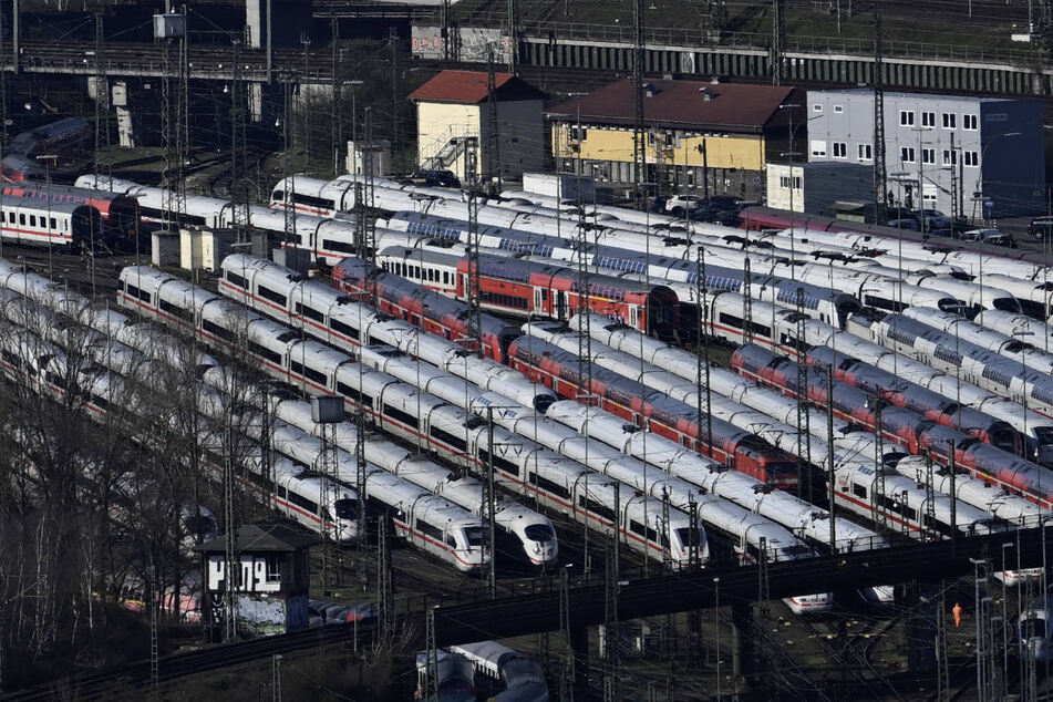 ICEs stehen nebeneinander auf einem Gleisfeld unweit des Frankfurter Hauptbahnhofs .