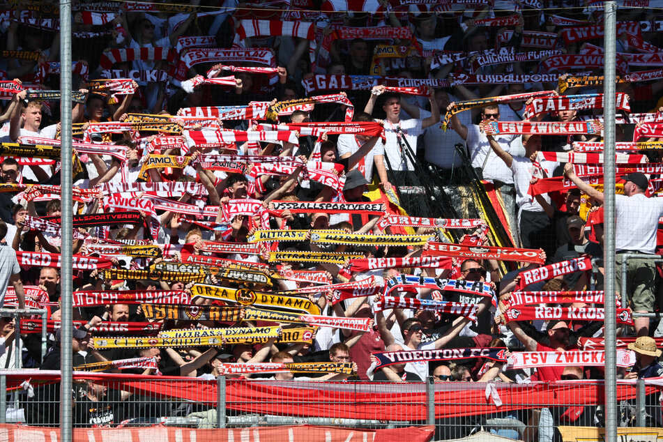 Volle Unterstützung für ihren Verein: Der Zuschauerbereich für die Zwickau-Fans ist für das Duell gegen Aue komplett ausverkauft.
