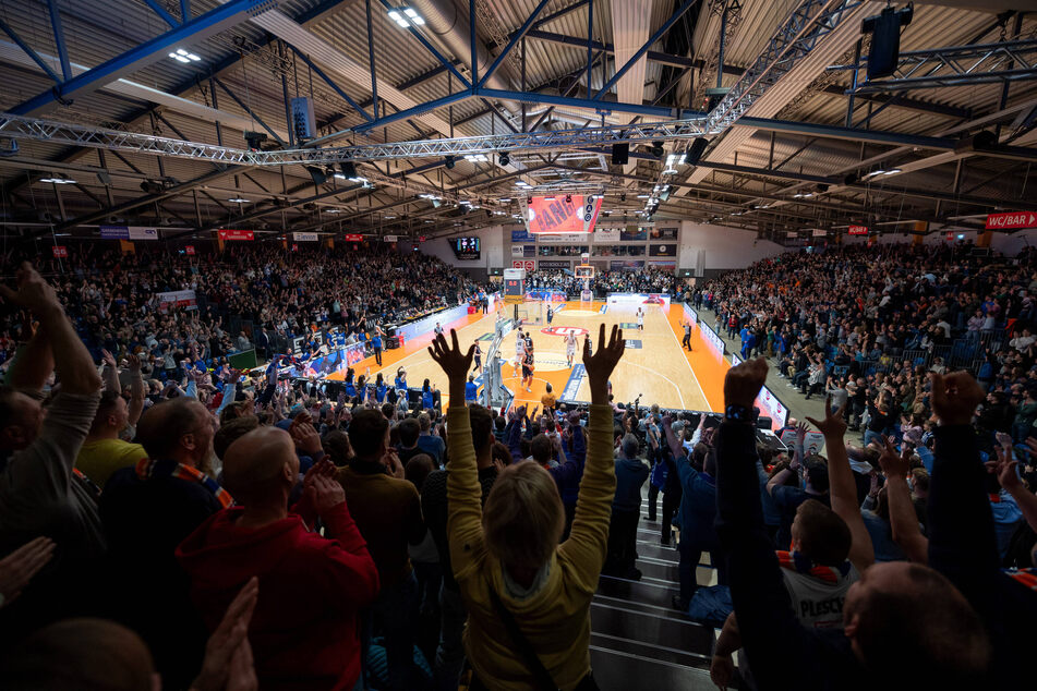 3125 Fans sahen in der ausverkauften Sparkassen-Arena in Jena ein spannendes Ost-Duell.