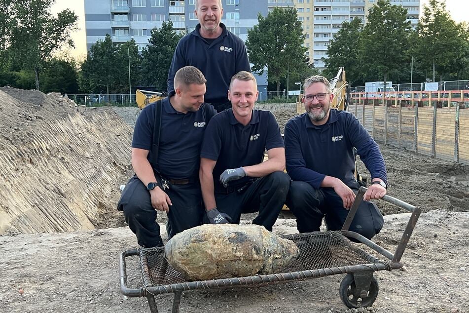 Die Einsatzkräfte der Polizei zeigten sich nach der Entschärfung der Bombe zufrieden.