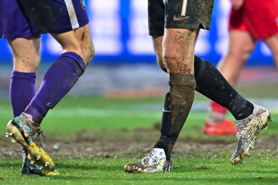 Am Sonntag haben mehrere Spieler bei einem Fußballspiel in Berlin die Sportart verwechselt. (Symbolfoto)