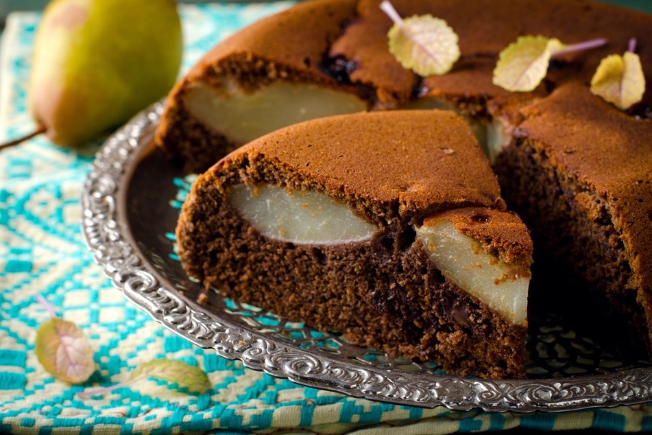 Sehr gut schmeckt der Birnenkuchen auch, wenn man bei der Zubereitung Schokolade und Backkakao in den Teig mischt.