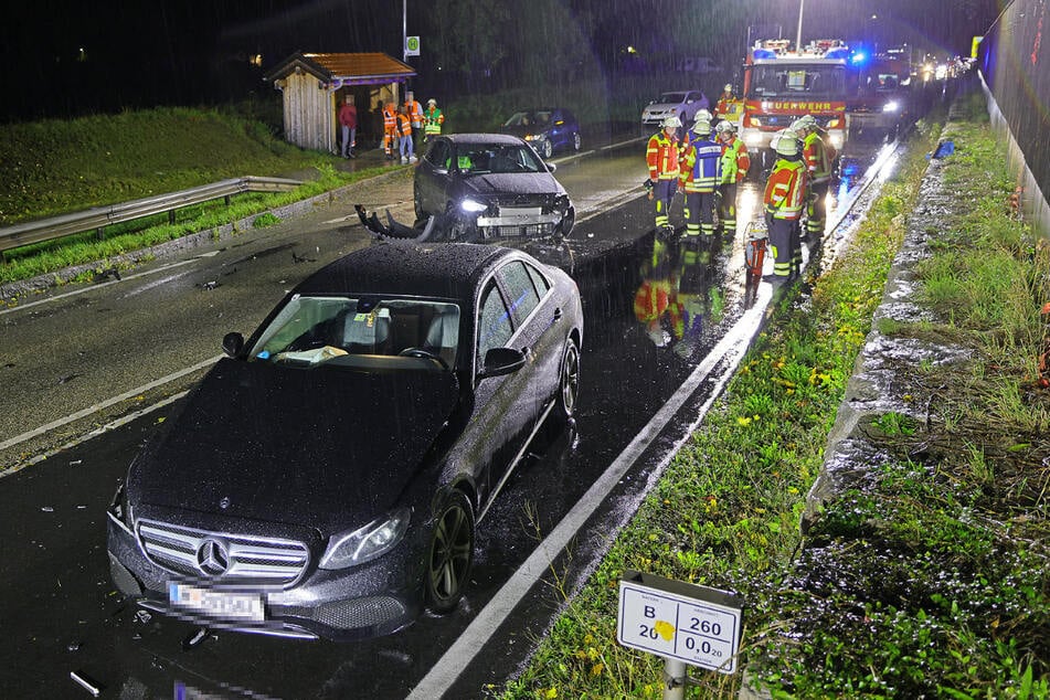 Krieg der Sterne: Zwei Mercedes sind auf der B20 zusammengekracht. Zum Glück wurde nur eine Person (75) bei dem Vorfall leicht verletzt.