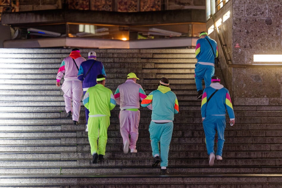 Die ersten Karnevalisten wurden am Dienstagmorgen gegen 8 Uhr auf der Domplatte gesichtet.