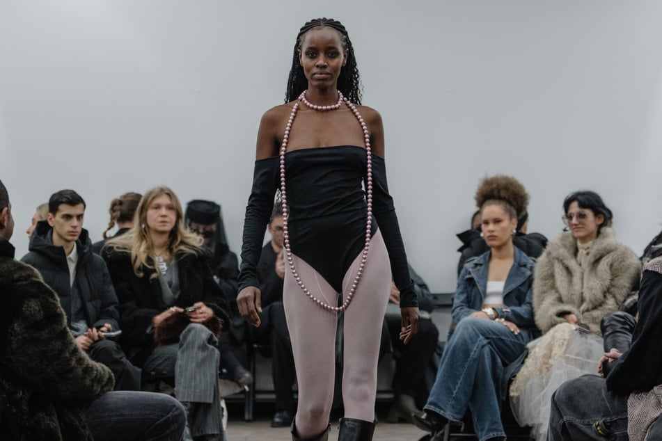 Ihre ersten Designs, handgefertigte Perlenkreationen, ziehen sich als prägendes Element durch alle ihre Kollektionen.