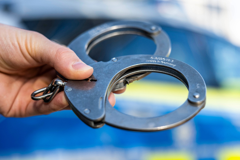 Ermittlungserfolg! Bonner Polizei nimmt drei Personen mit Haftbefehl fest