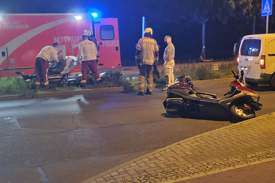 Unfall in Hellersdorf: Roller kracht in Kleintransporter