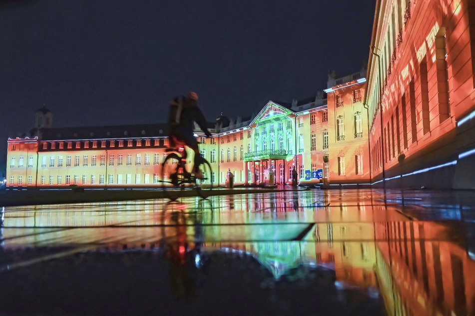 Am Schloss Karlsruhe findet eine Probe zu den Schlosslichtspielen Karlsruhe 2021 statt