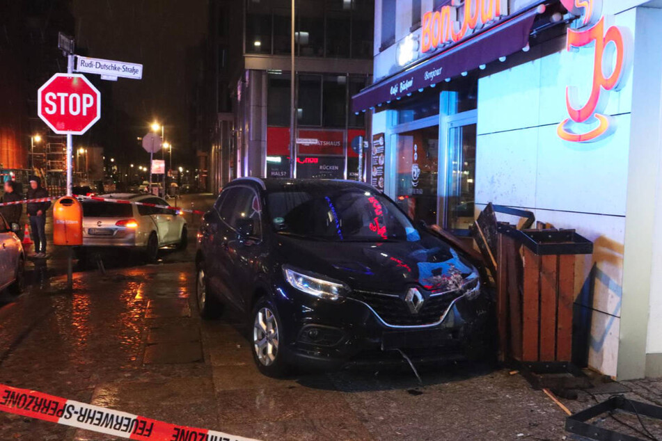 Der Renault hat bei dem Crash die Außenbestuhlung eines Cafés plattgemacht.