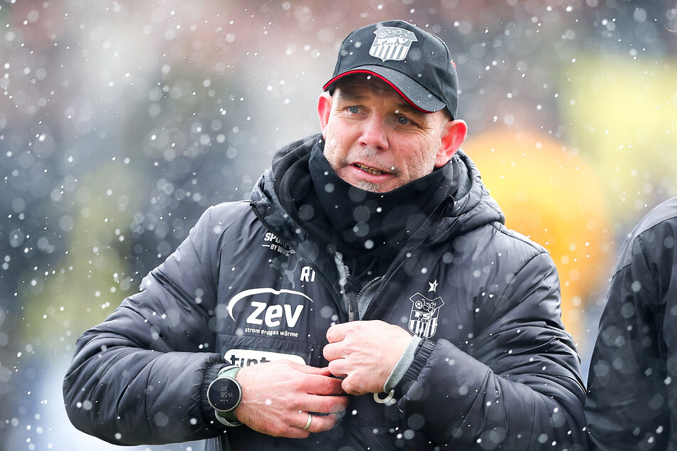 Muss sich am Dienstag gegen Aue warm anziehen: FSV-Trainer Ronny Thielemann (49).