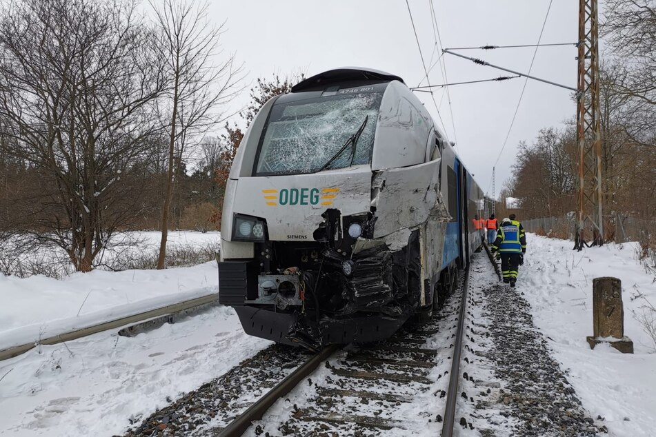 Der Zug wurde durch den Unfall stark beschädigt.