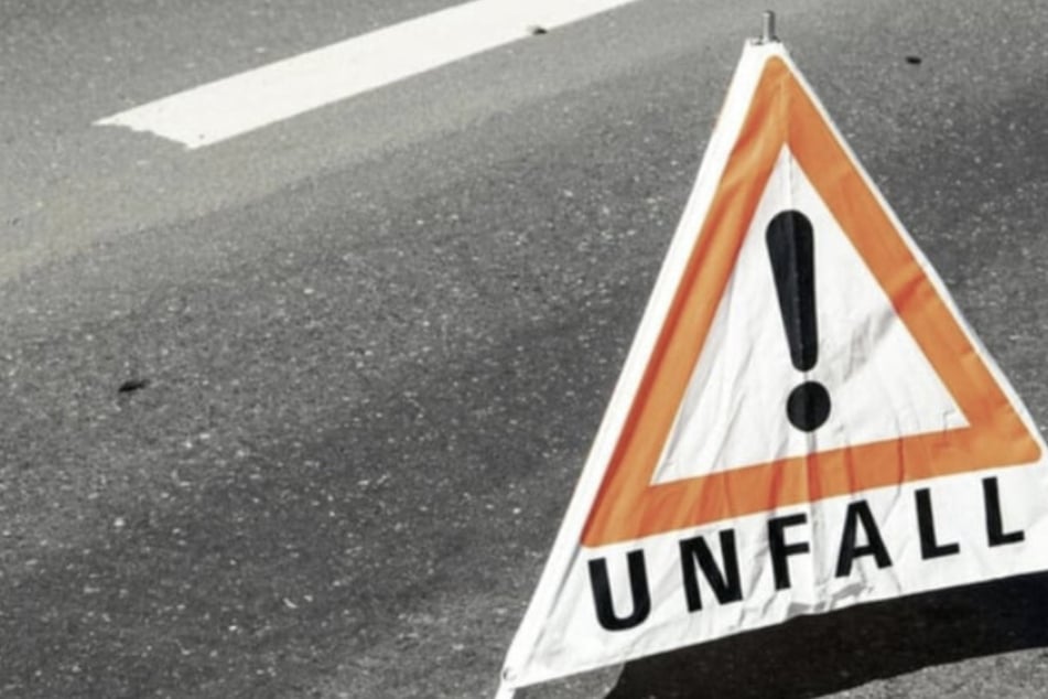 Unfall auf A4: Transporter kracht in Auto, Frau schwer verletzt