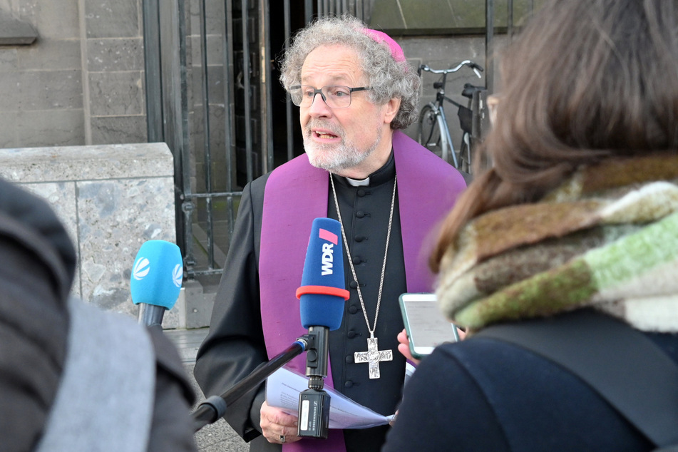 Weihbischof Rolf Steinhäuser (69) gibt vor dem Kölner Dom ein Statement ab und spricht mit Medienvertretern.