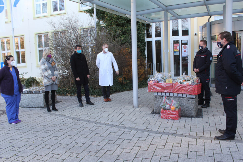Mit üppigen Präsentkörben überraschte der Kreisfeuerwehrverband Landkreis Leipzig am Wochenende die Mitarbeiter des Sana-Klinikums Borna und des Krankenhauses Grimma.