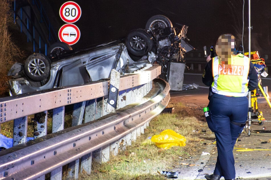 Die Überleitung von der A643 zur A60 in Richtung Darmstadt wurde gesperrt. Die Ermittlungen zur Unfallursache dauern an.