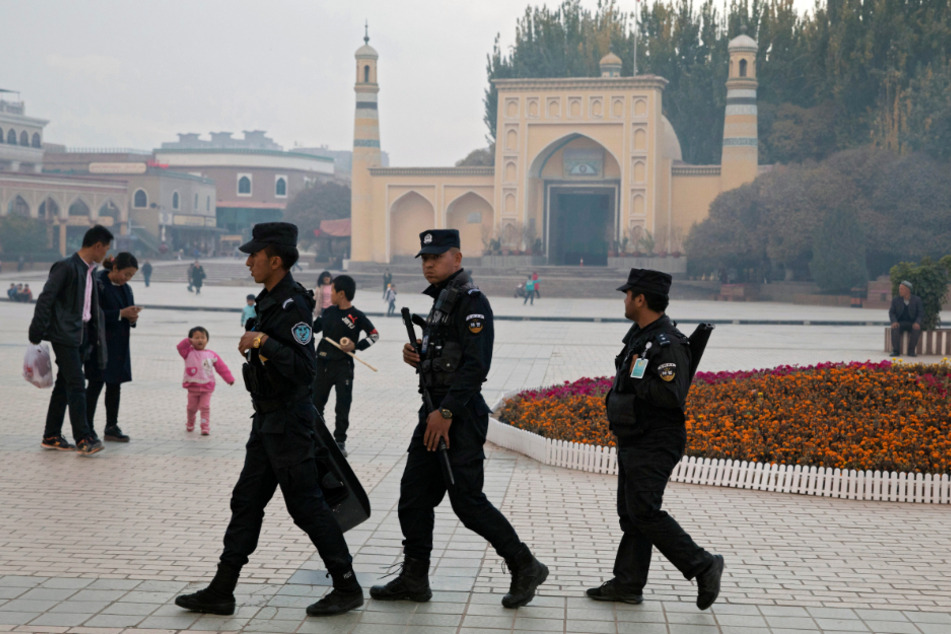 Chinesisches Sicherheitspersonal patrouilliert in der Nähe der Heytgah-Moschee in Kaschgar im Nordwesten Chinas.
