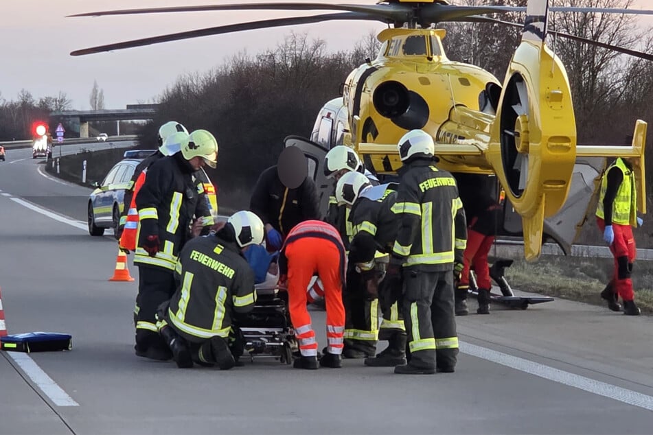 Ein Rettungshubschrauber landete auf der Autobahn.