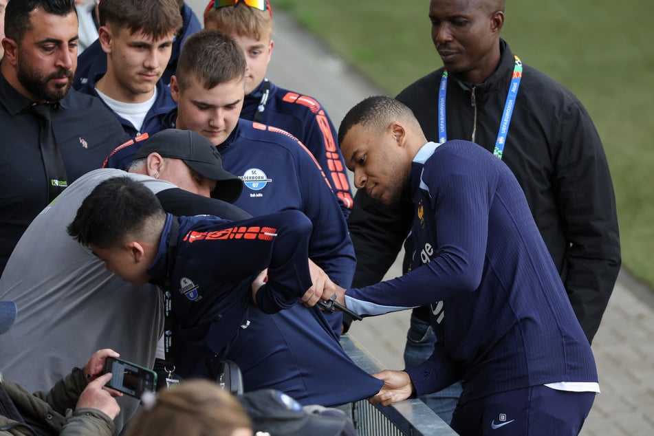 Kylian Mbappé (25) trainierte in Paderborn ebenfalls nicht mit, kam aber trotzdem ins Stadion, um Autogramme zu schreiben.