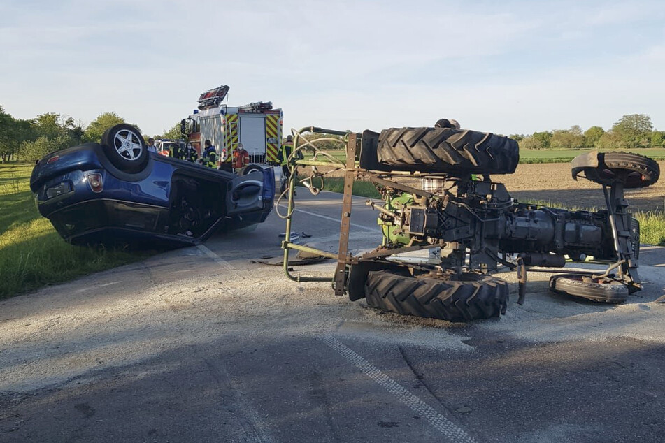 Das Auto blieb nach dem Unfall auf dem Dach und der Traktor auf der Seite liegen.