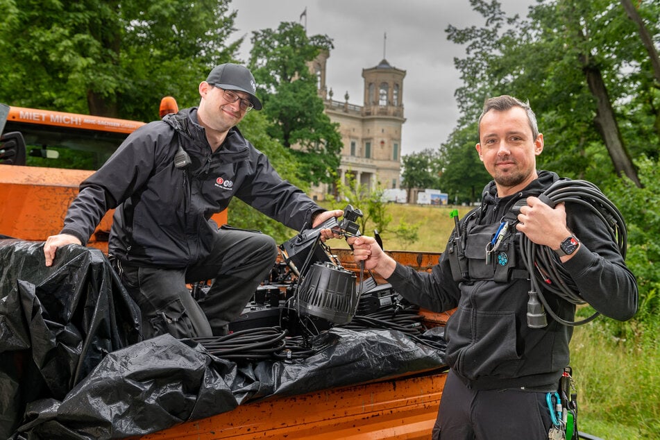 Franz Schwarz (29, l.) und Peter Acs (45) von SAM Production verteilen das Technik-Equipment auf die Veranstaltungsorte.