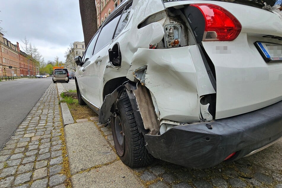 Die Suff-Fahrerin (33) knallte unter anderem gegen diesen Peugeot, der in der Margaretenstraße abgestellt war.